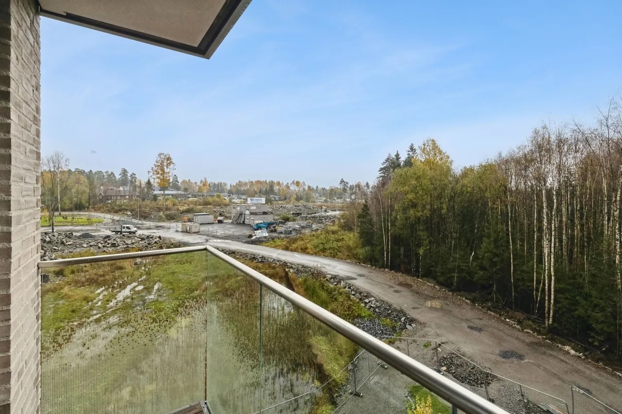 Utsikt fra balkong - området er nå ferdig, så det er litt hyggeligere. 